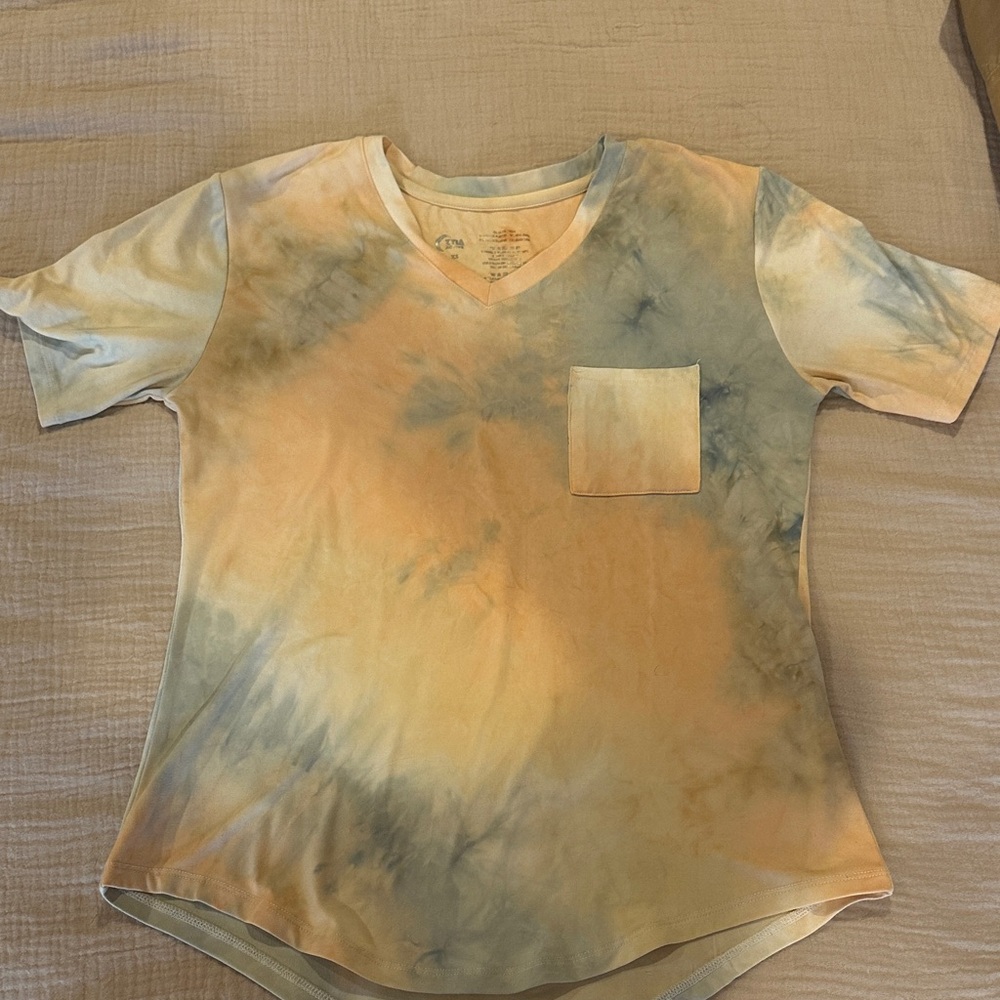 Vibrant Tie-Dye V-Neck Tee - Cream and Gray